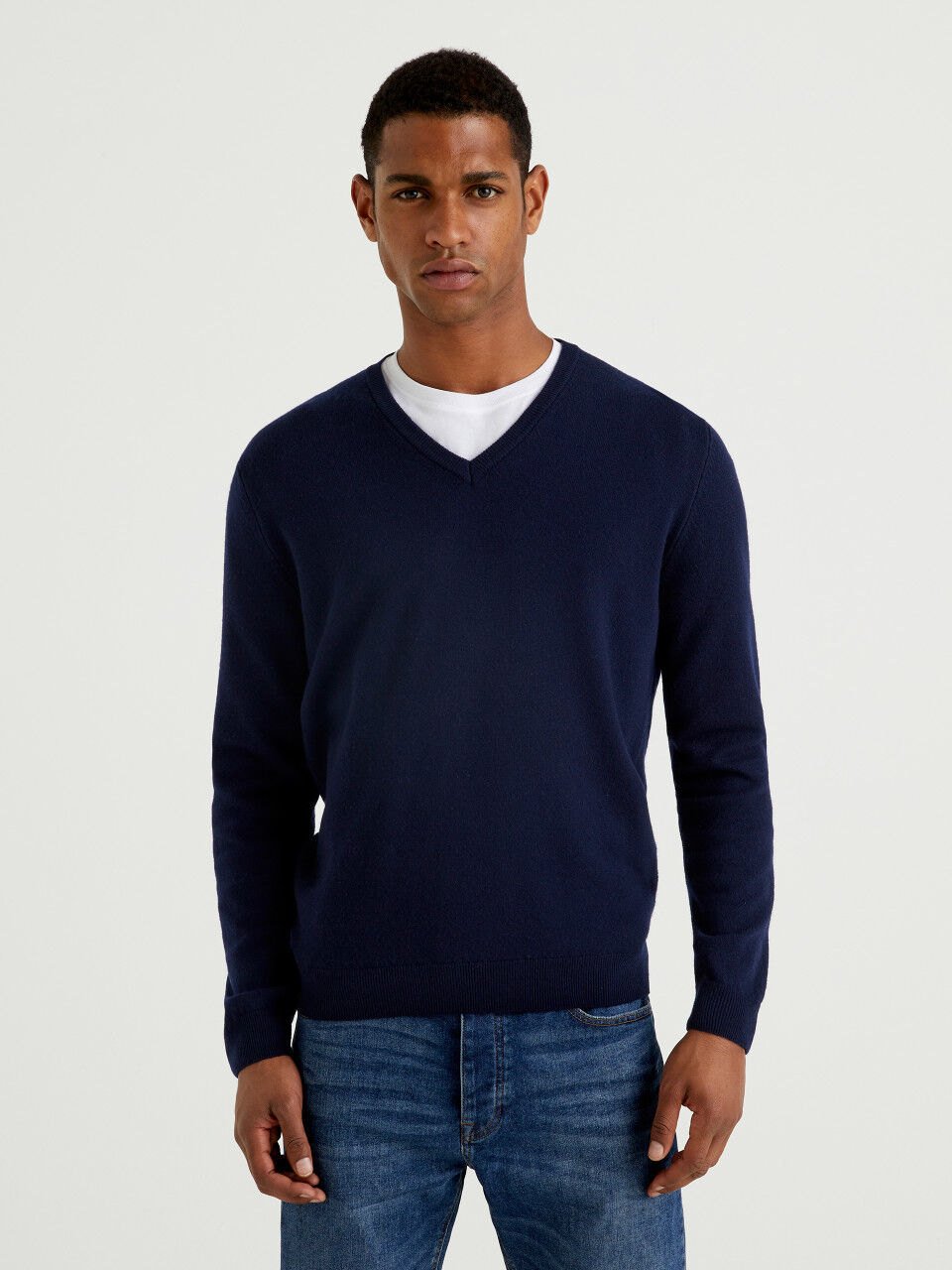 Dark blue V-neck sweater in pure Merino wool customizable