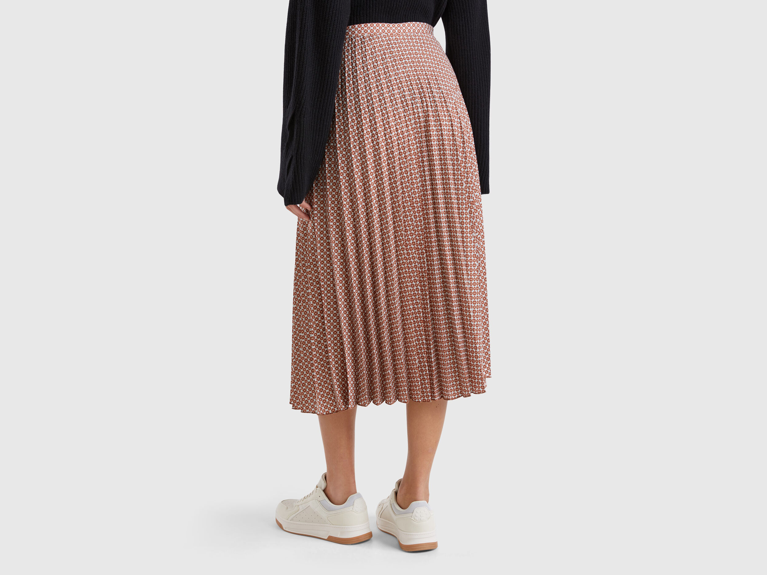 Pleated skirt with geometric pattern