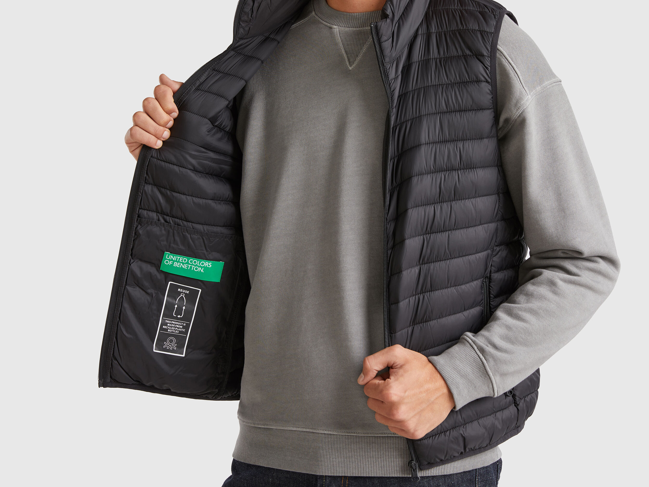 Sleeveless puffer jacket with recycled wadding - Black