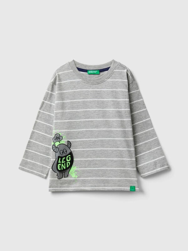 Camiseta de rayas con aplicación Niño