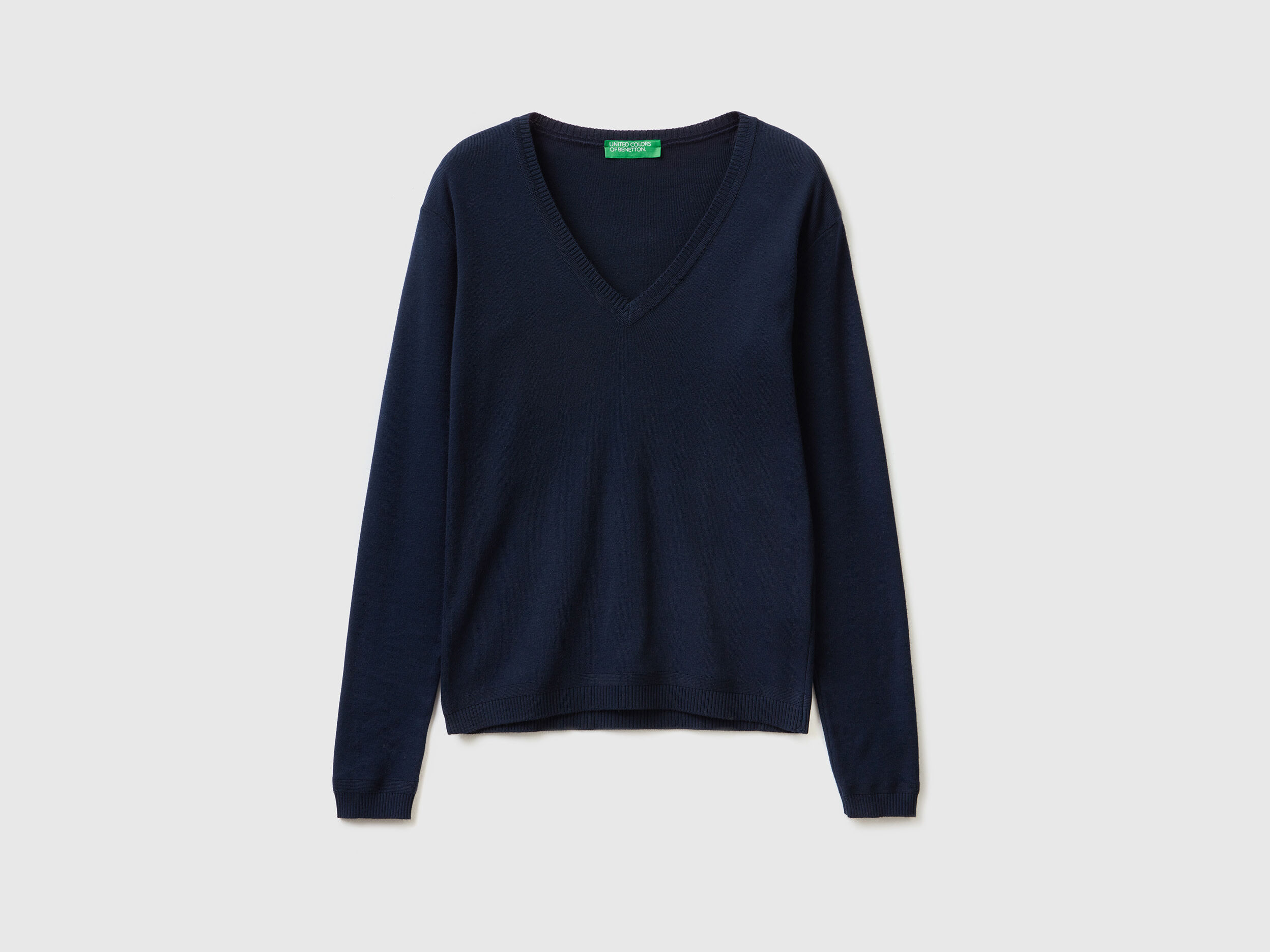 Benetton v outlet neck sweater