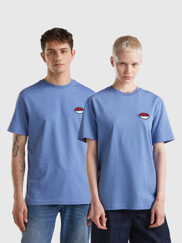 Camiseta azul con parche
