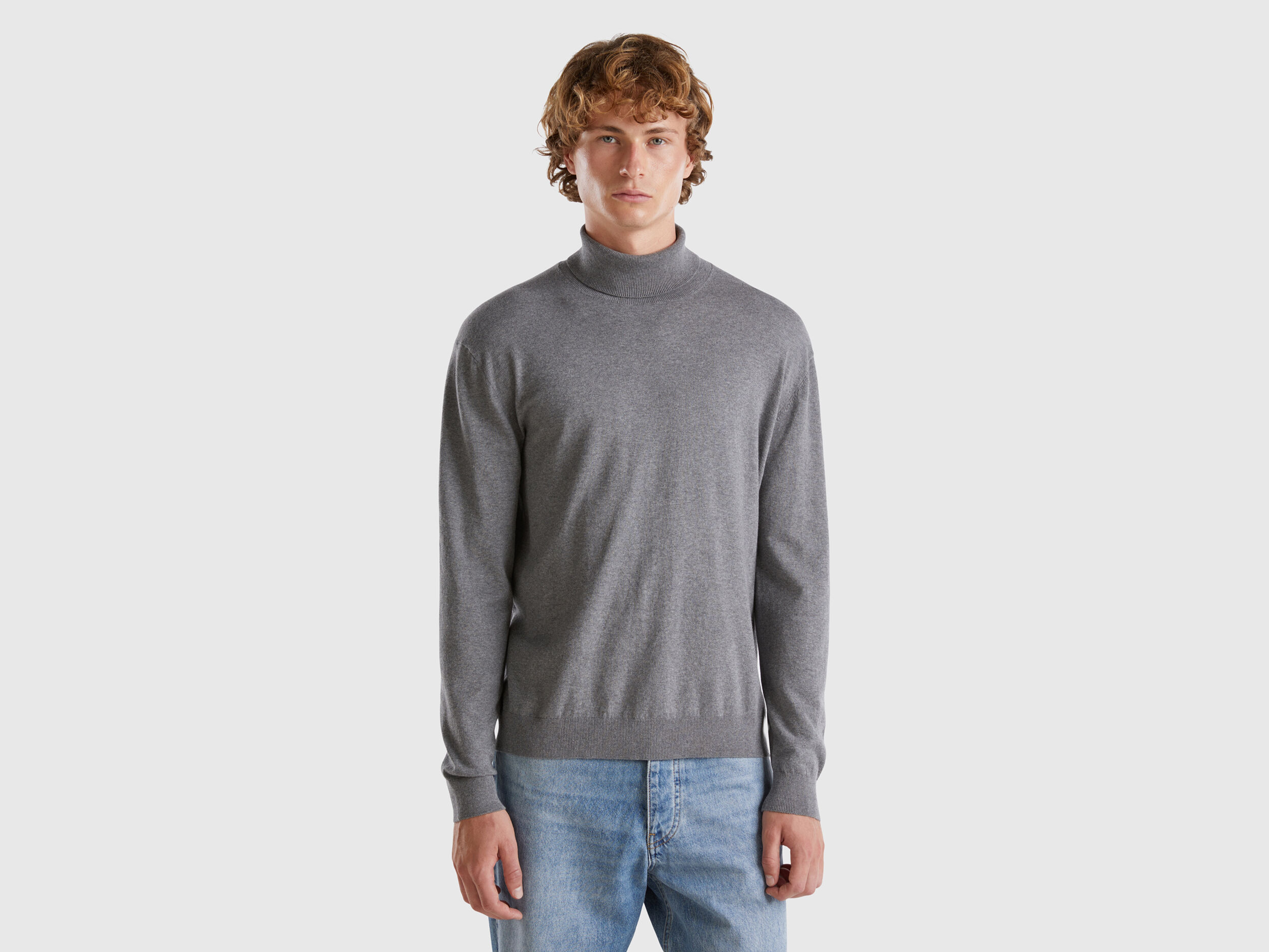 Lightweight turtleneck mens top