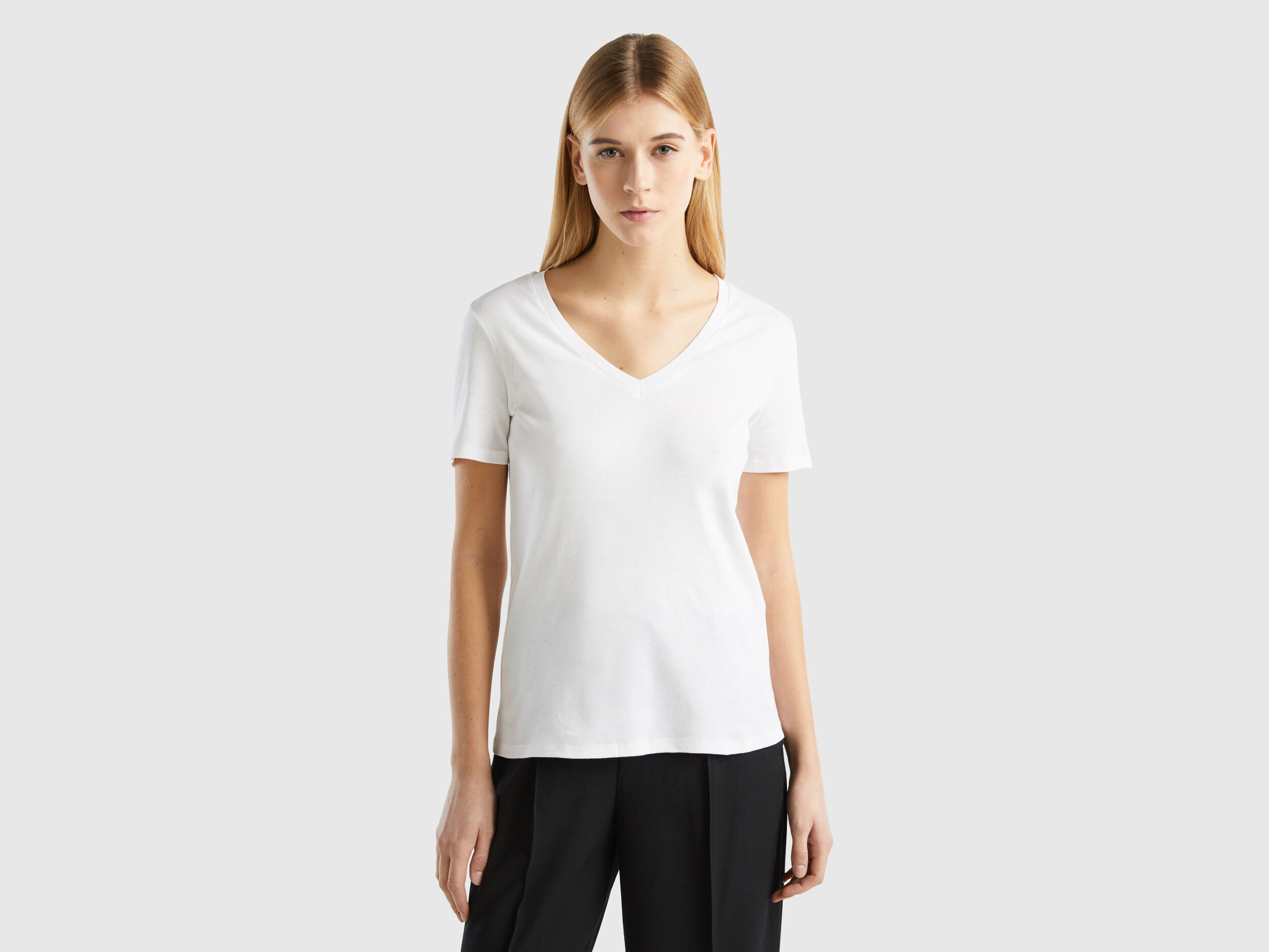 Camiseta blanca escote pico 2025