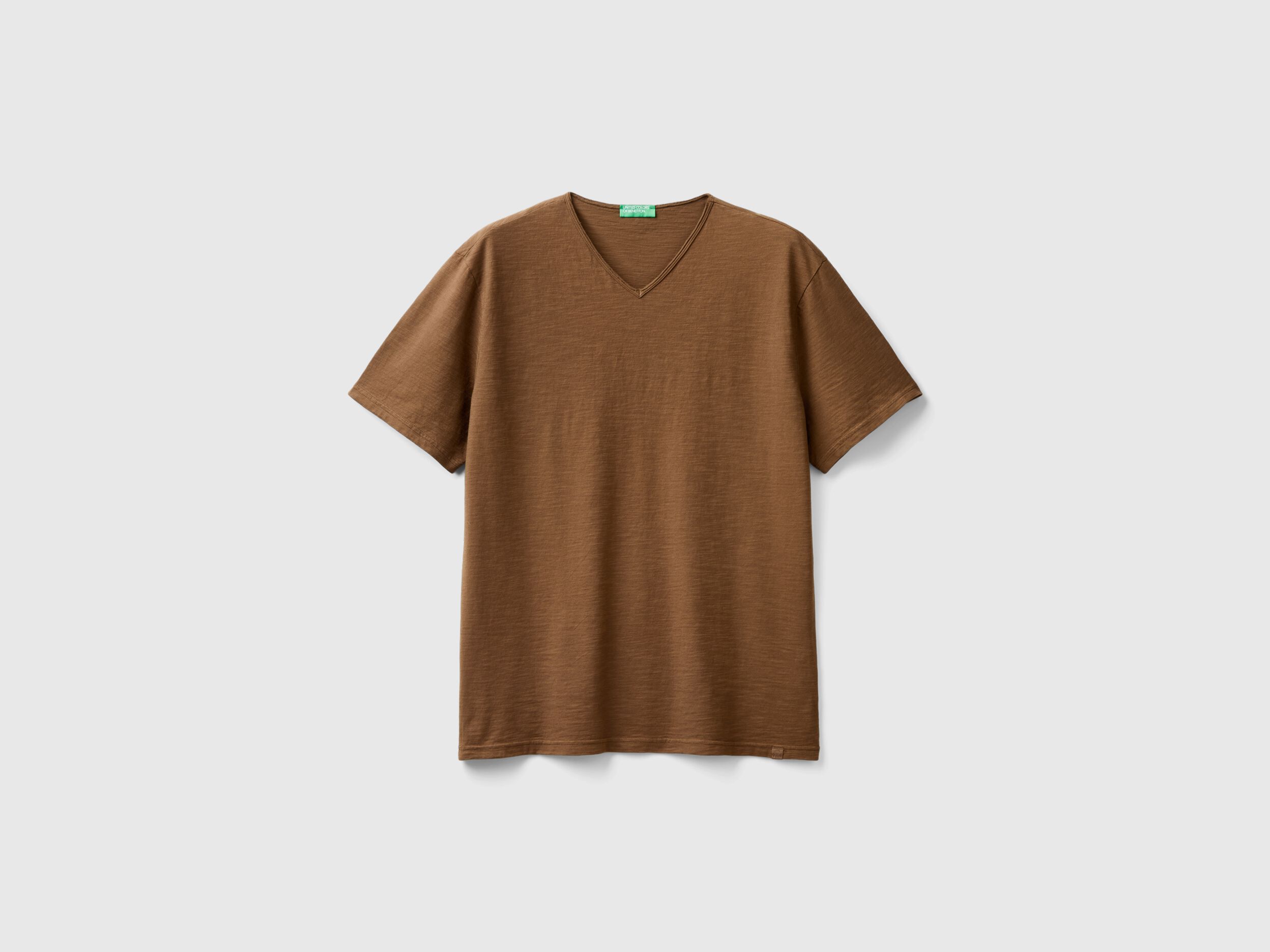 V-neck t-shirt in 100% cotton