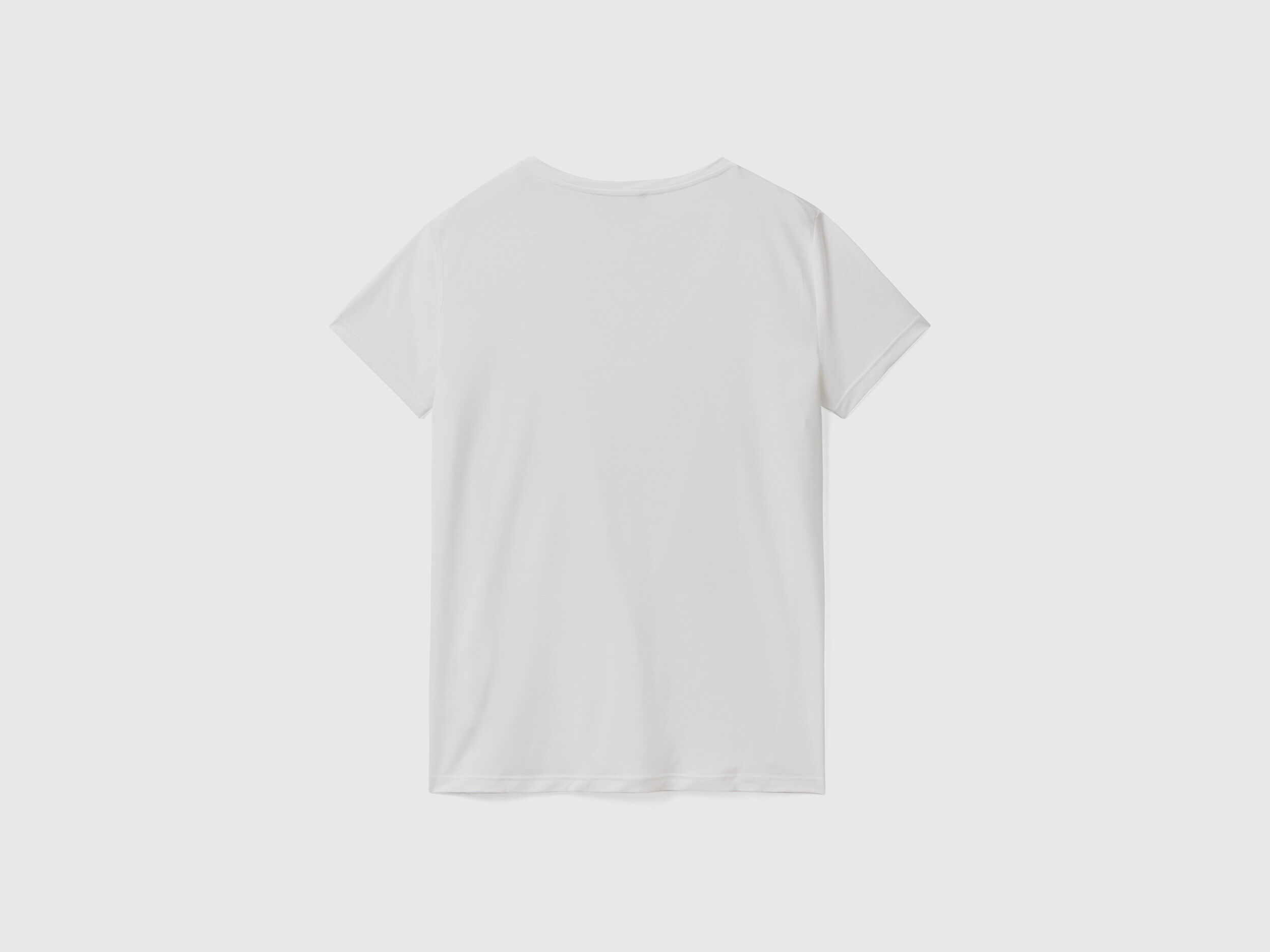 V-neck t-shirt in sustainable viscose