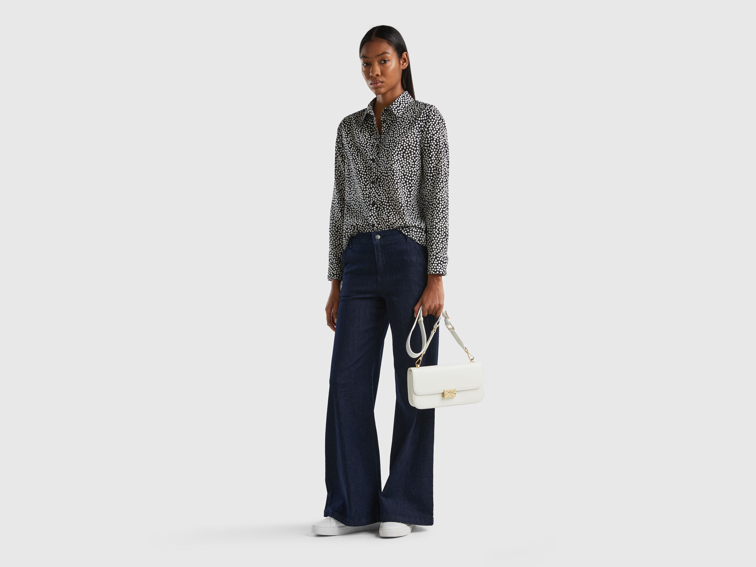 Camisa negra con lunares discount blancos mujer