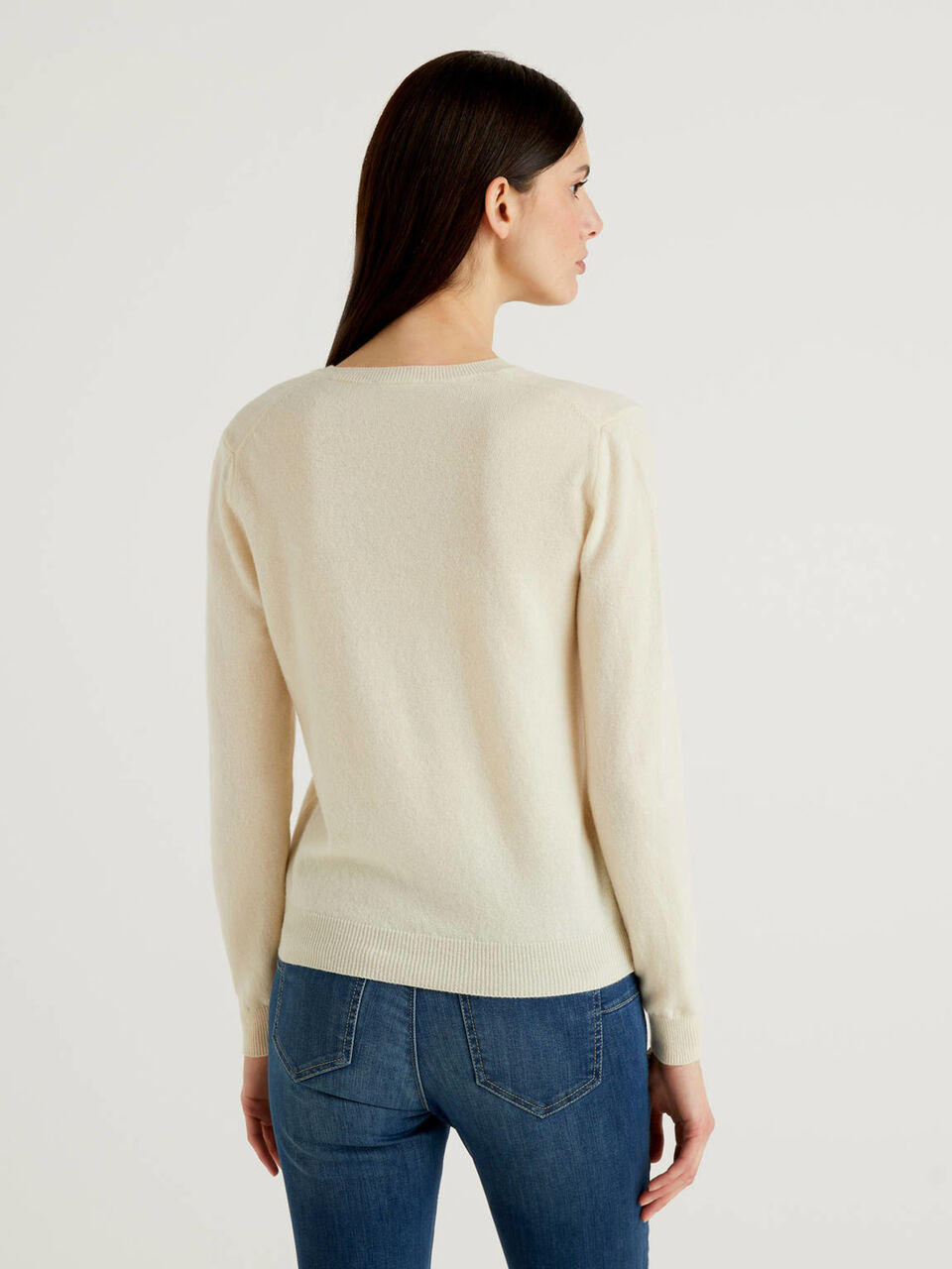 Cream V-neck sweater in pure virgin wool