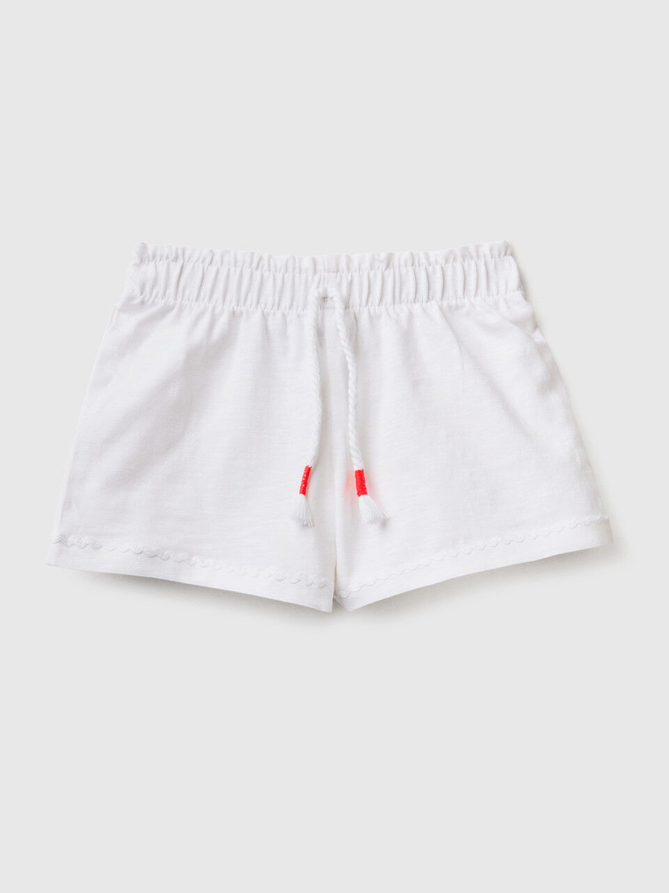 Lightweight shorts with drawstring