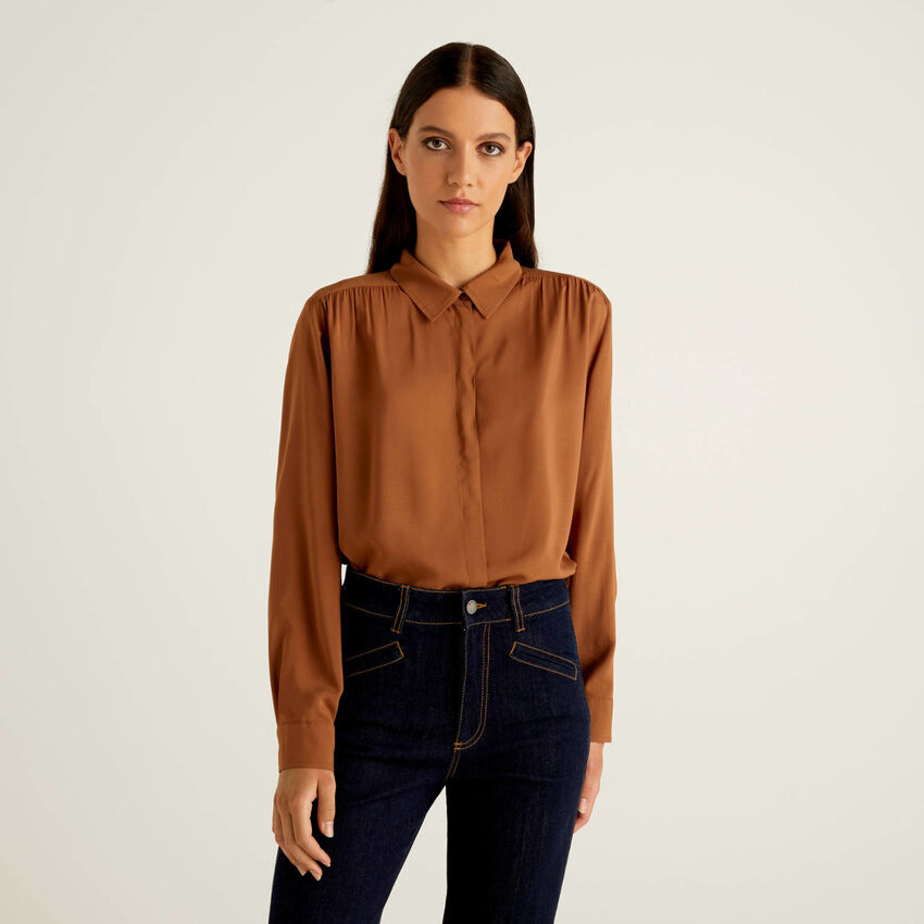 Flowy shirt with rouching