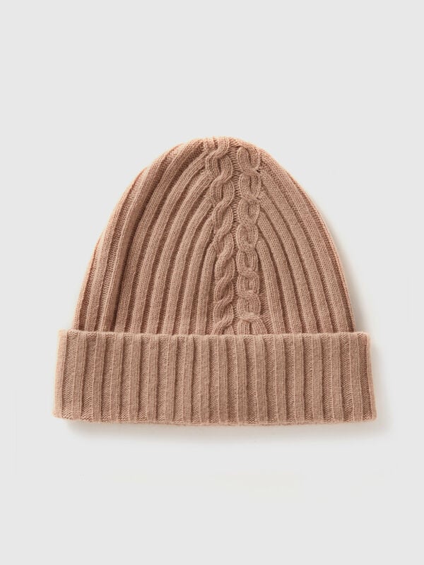 Hat with cable knit Women