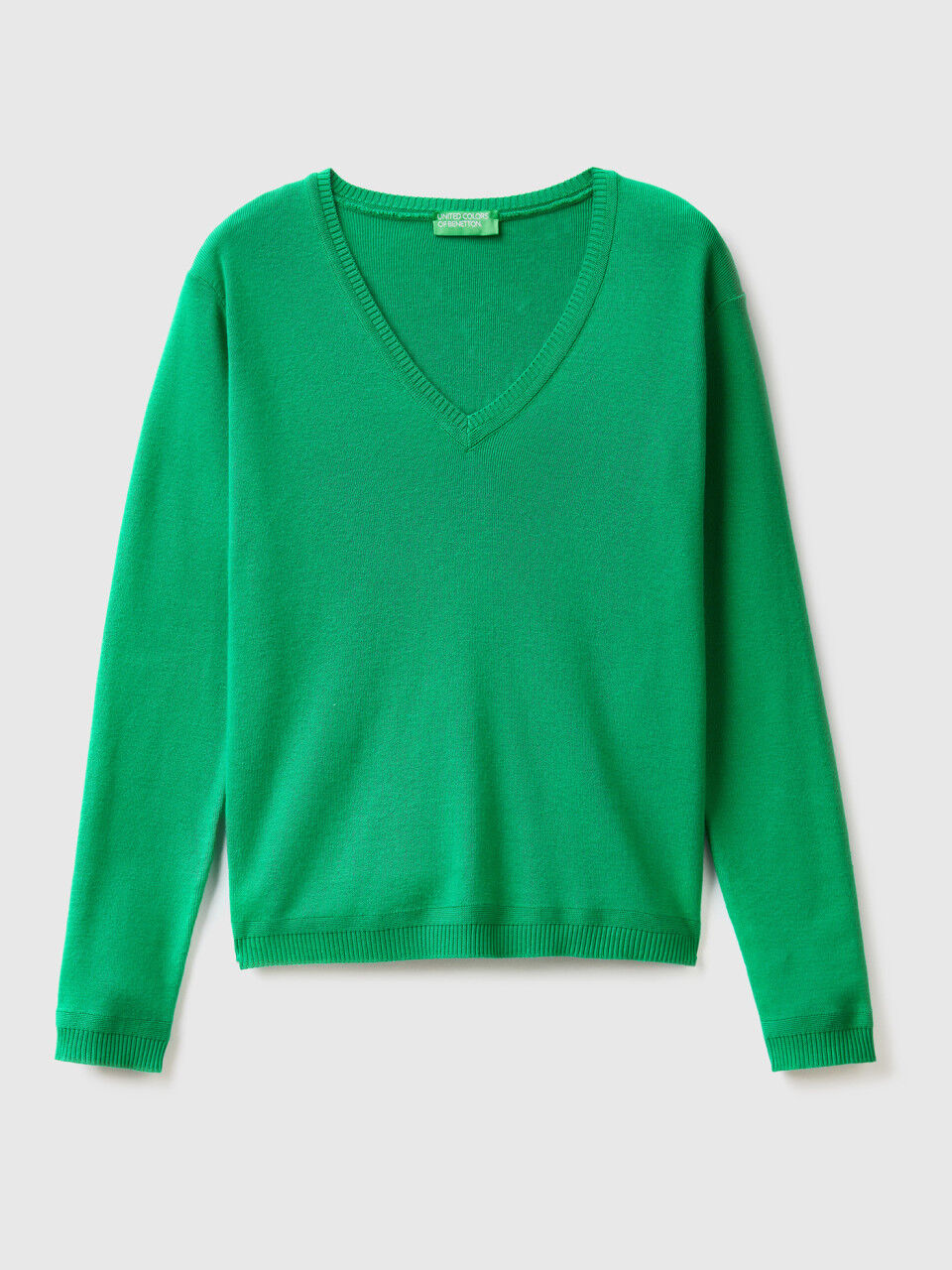 Benetton v outlet neck sweater