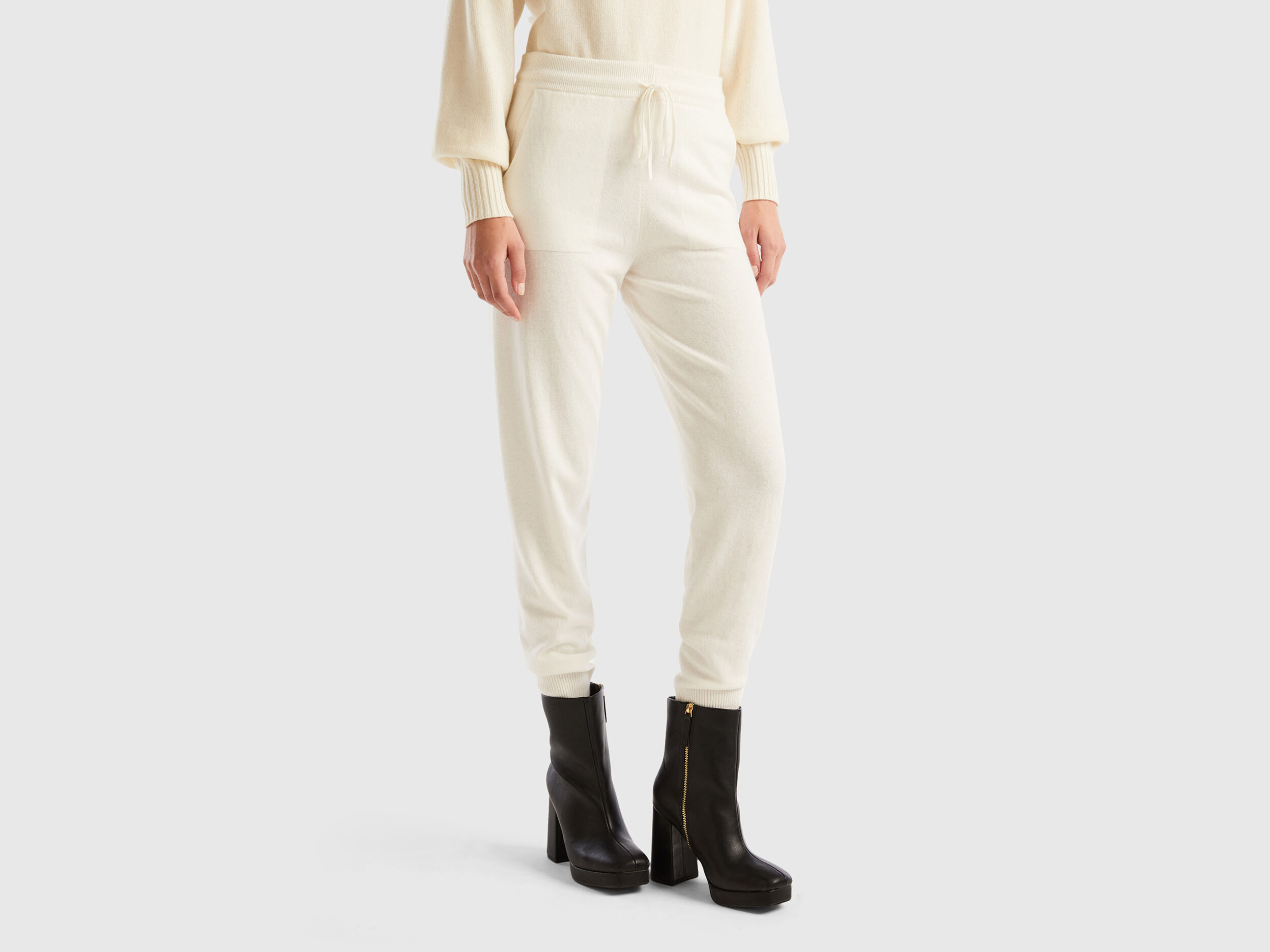 United Colors of Benetton Slim Fit Men Trousers - Buy White United Colors  of Benetton Slim Fit Men Trousers Online at Best Prices in India |  Flipkart.com