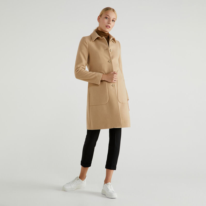 Coat with collar and pockets