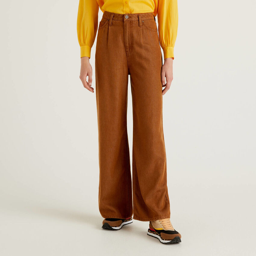 Wide leg trousers in natural fabric