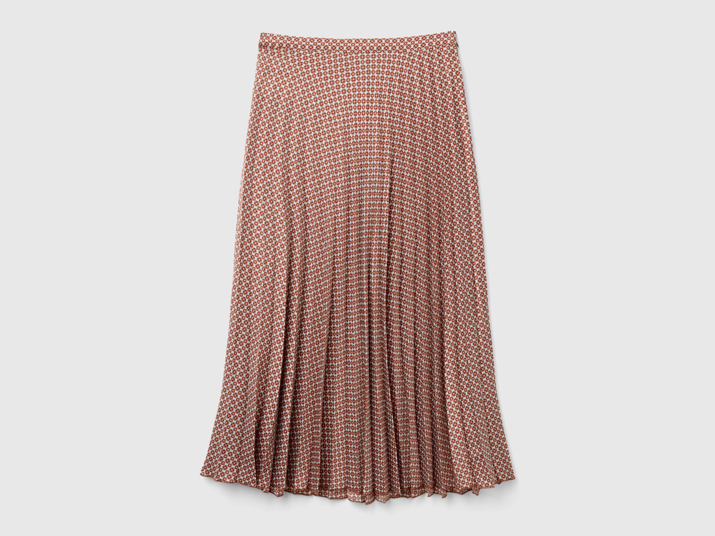 Pleated skirt with geometric pattern