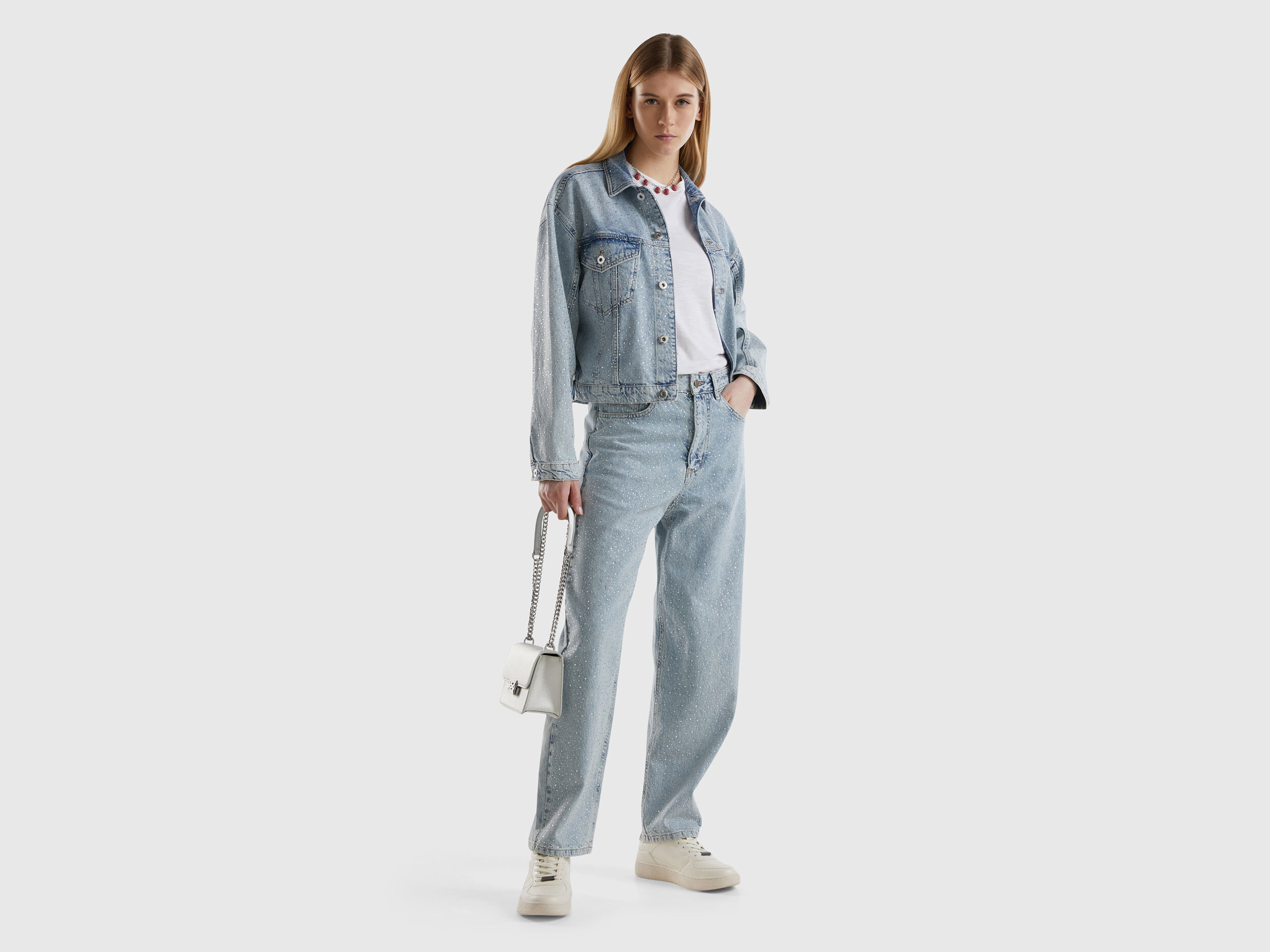 Carrot fit jeans with rhinestones