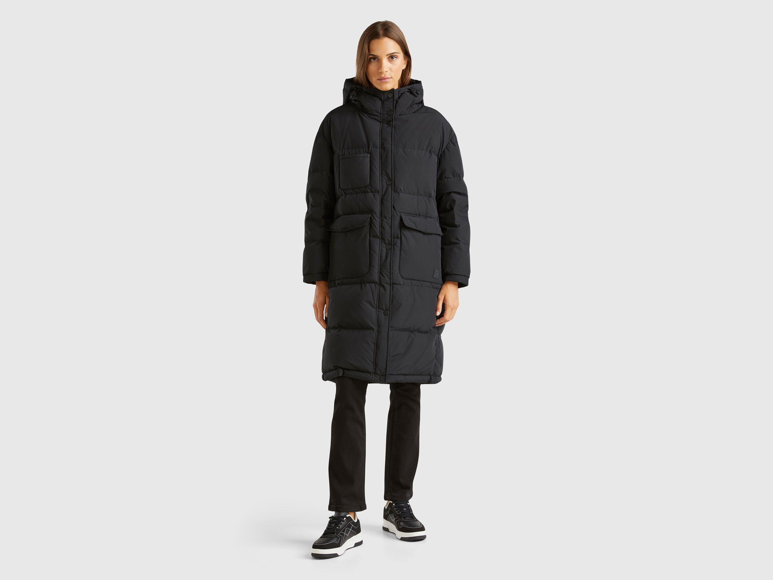 Long puffer jacket with recycled feathers - Black | Benetton