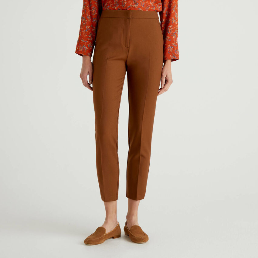 Solid colored trousers in flowy fabric
