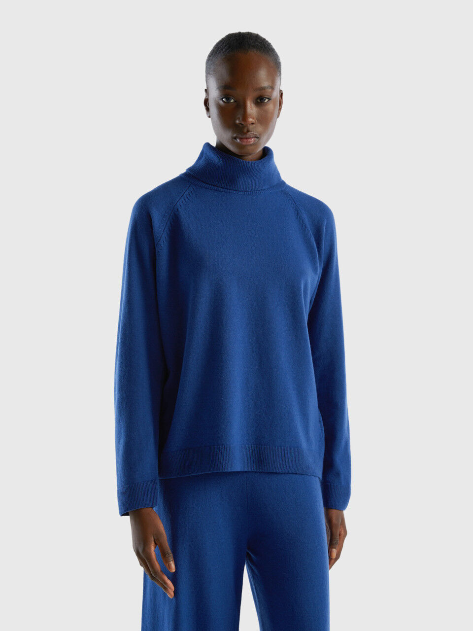 Midnight blue turtleneck in wool and cashmere blend