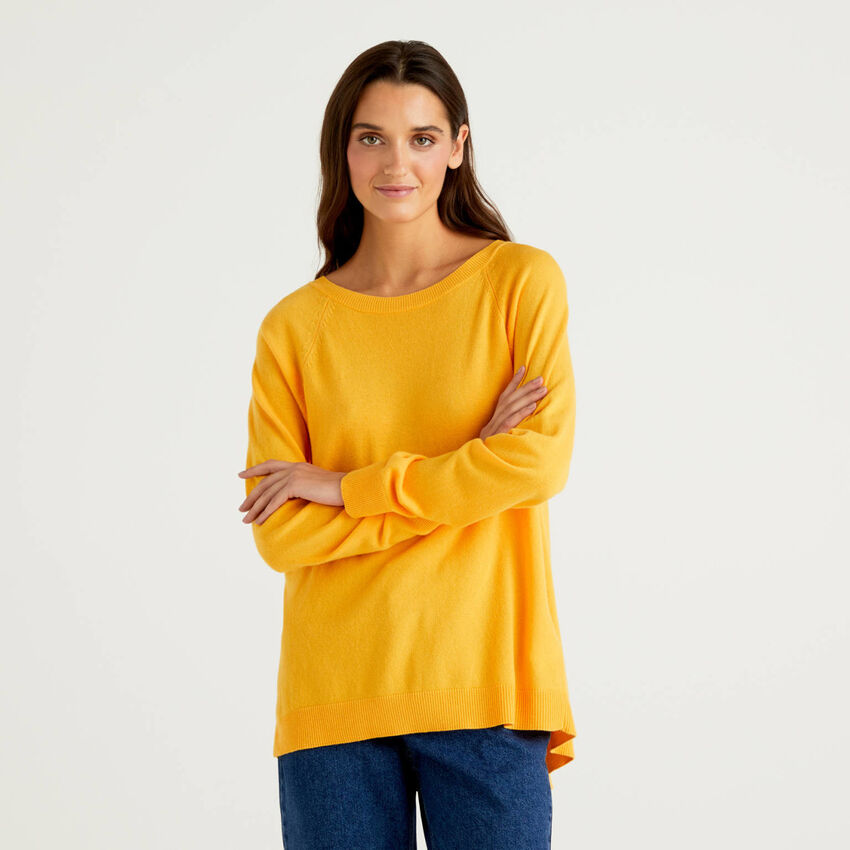 Yellow sweater with pleat on the back