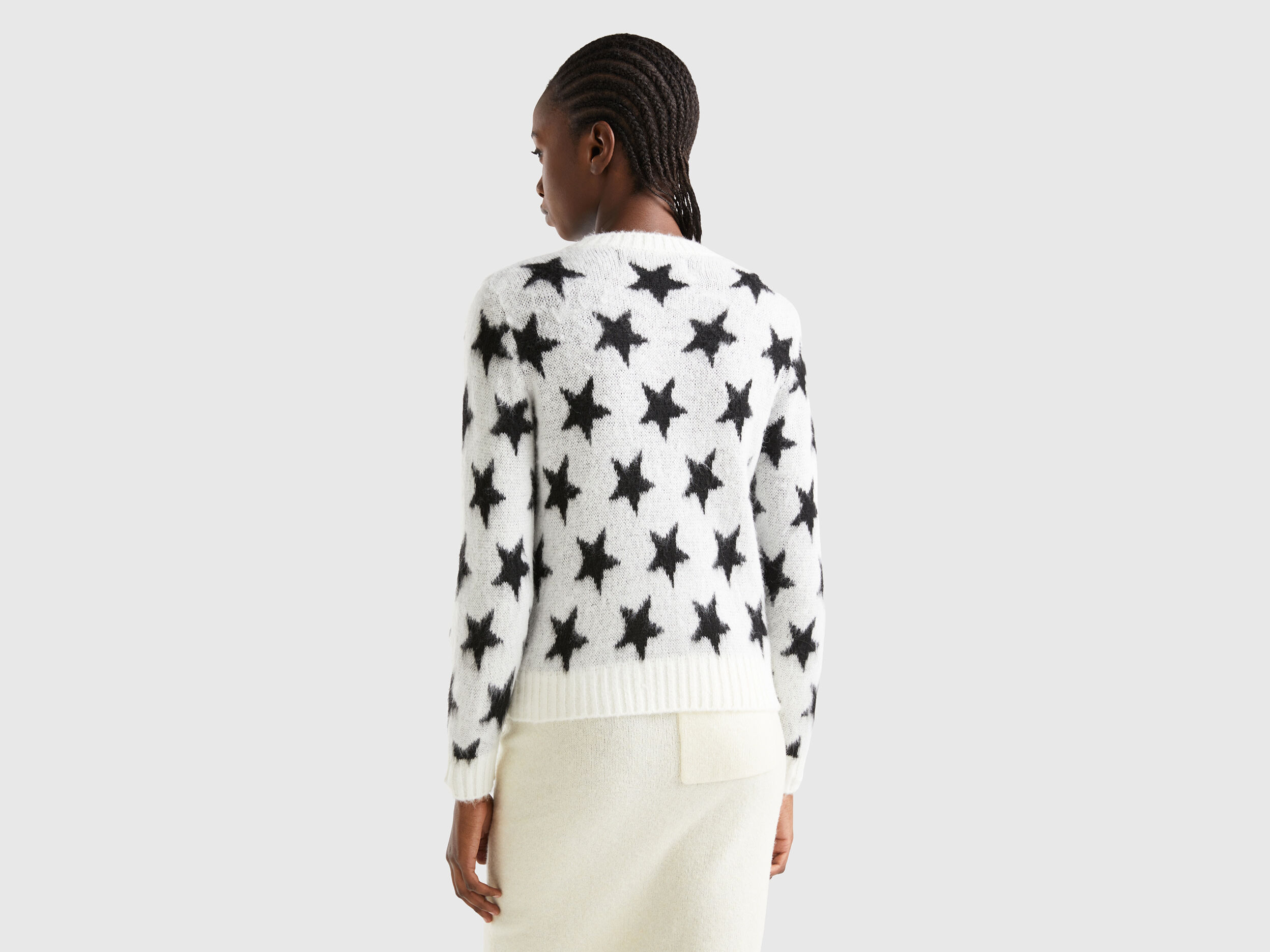 Sweater with shop stars on it