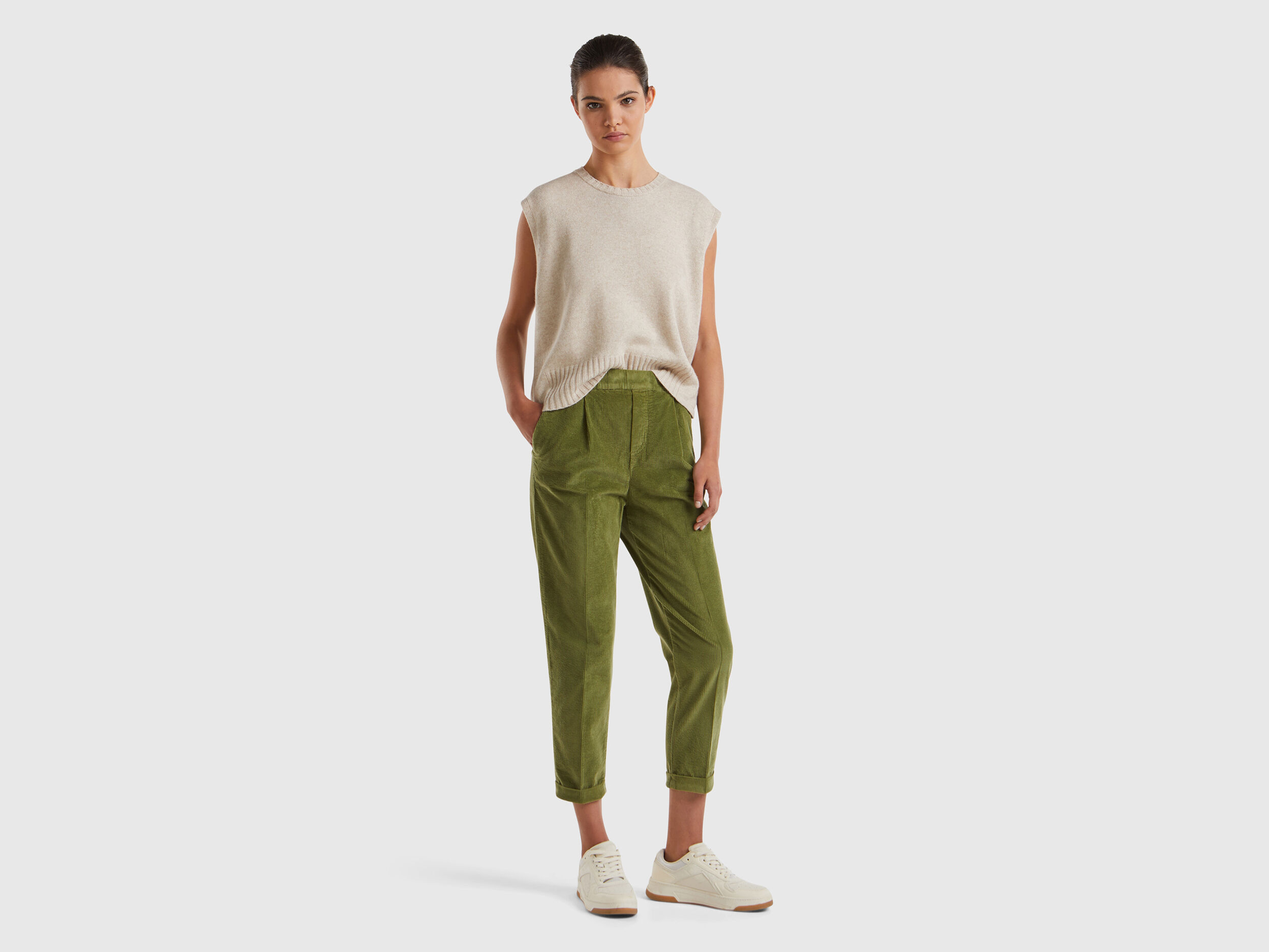 Chinos in velvet with stretch waist - Military Green | Benetton