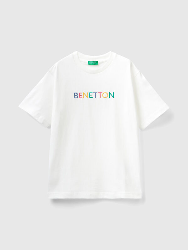 White t-shirt with embroidered logo