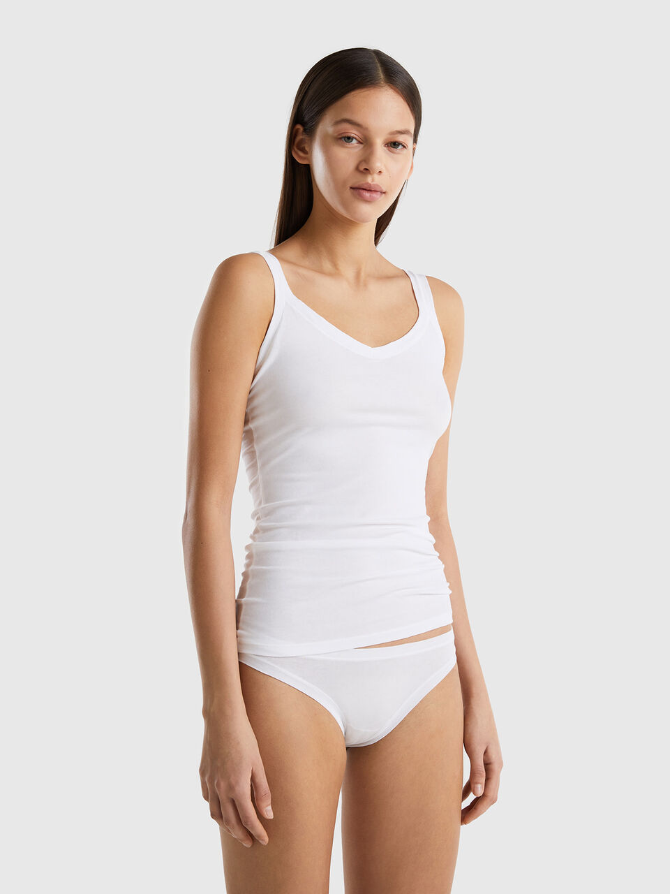 White singlet for women with round neck made of organic cotton and