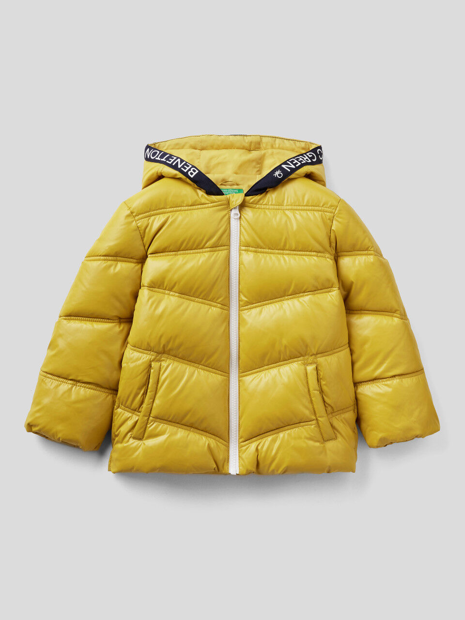 Padded jacket with hood in recycled wadding