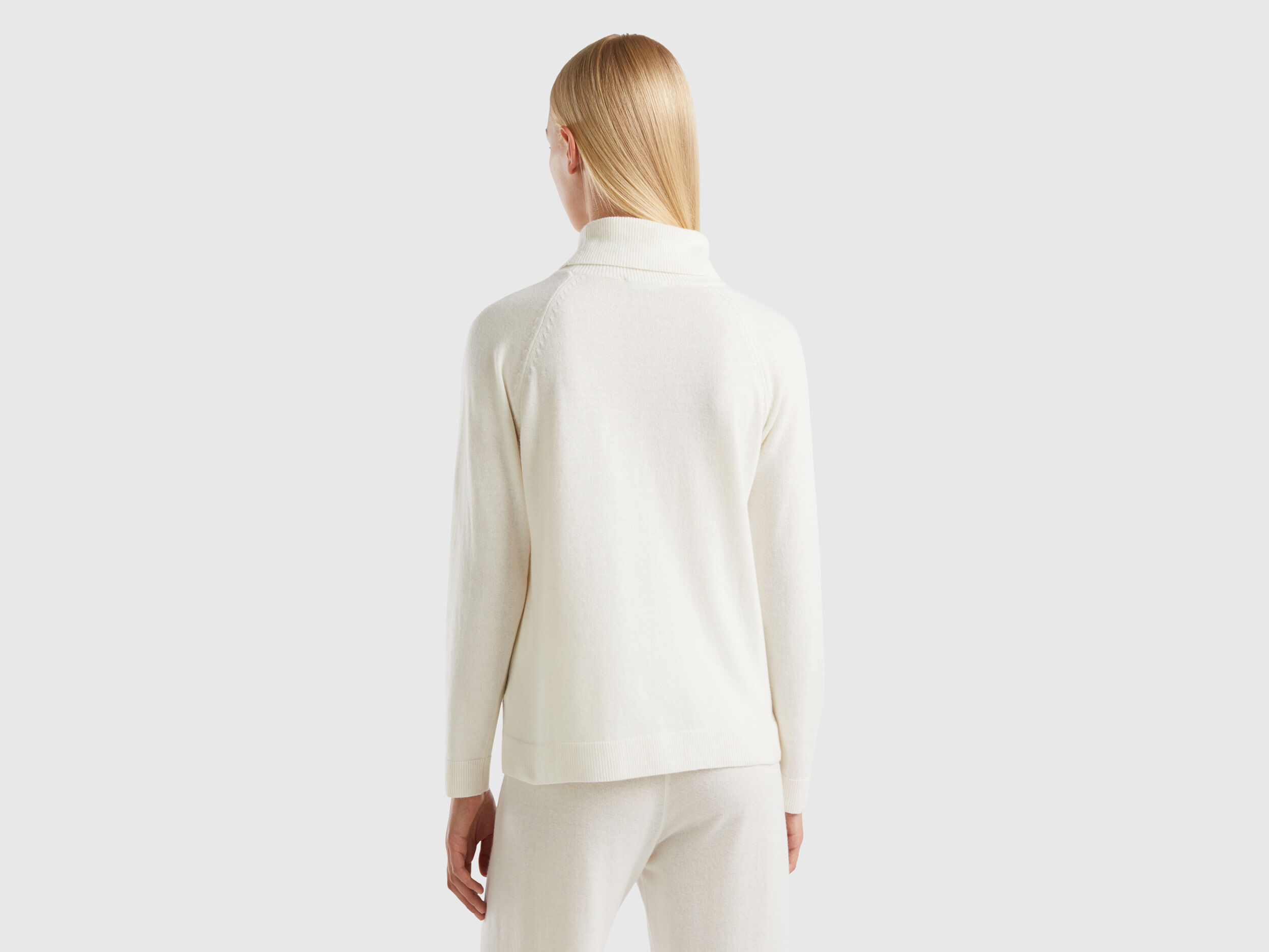 White zip up 2025 turtleneck