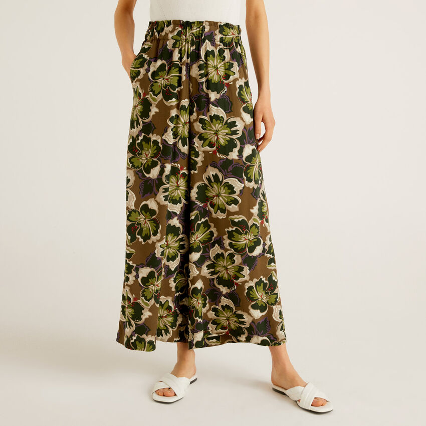 Patterned trousers in sustainable viscose
