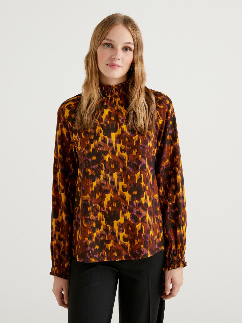 Mode Blouses Oversized blouses United Colors of Benetton Oversized blouse khaki-zwart grafisch patroon 