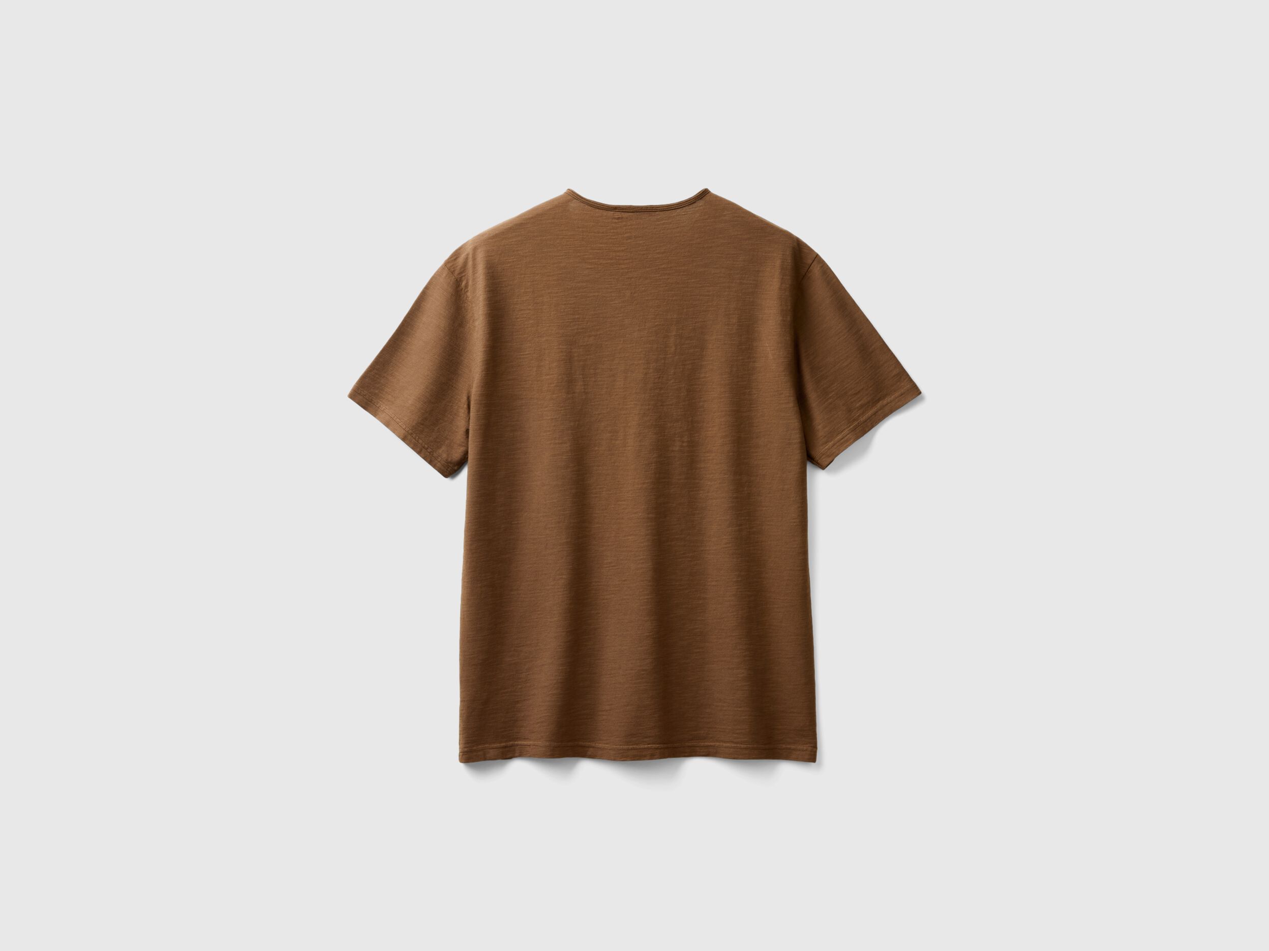 V-neck t-shirt in 100% cotton