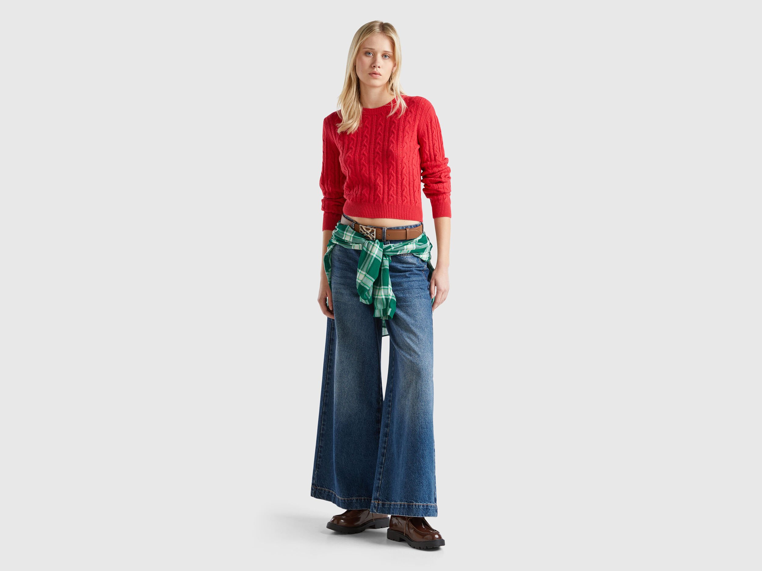 Cropped sweater with cable knit and perforations - Red
