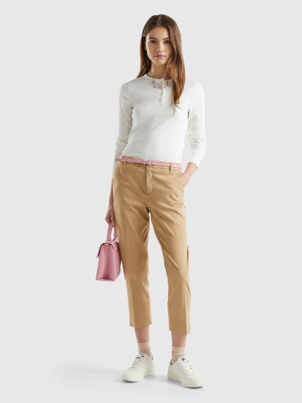 Pantalones chinos cropped de algodón elástico Mujer