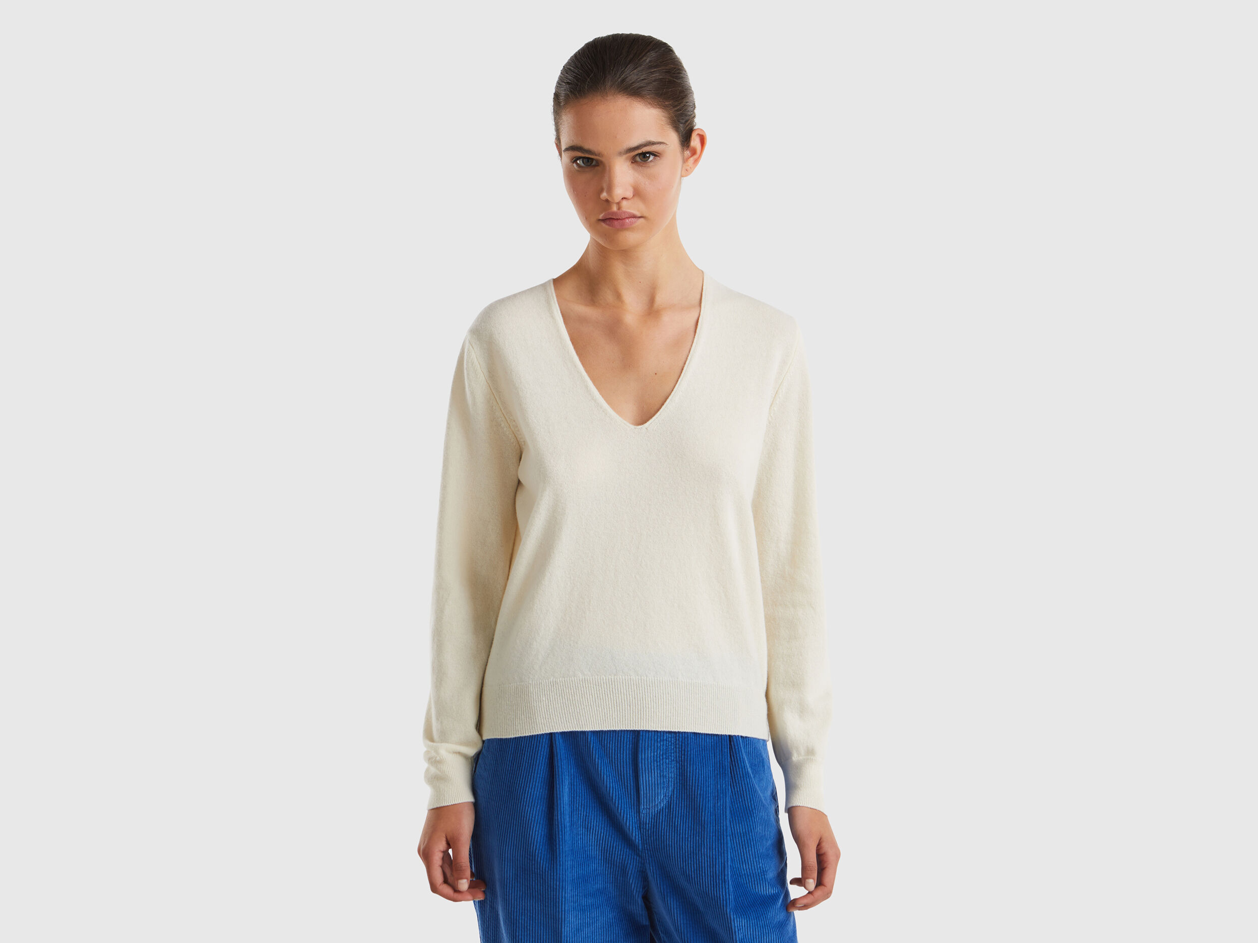 Cream v neck sweater women's store