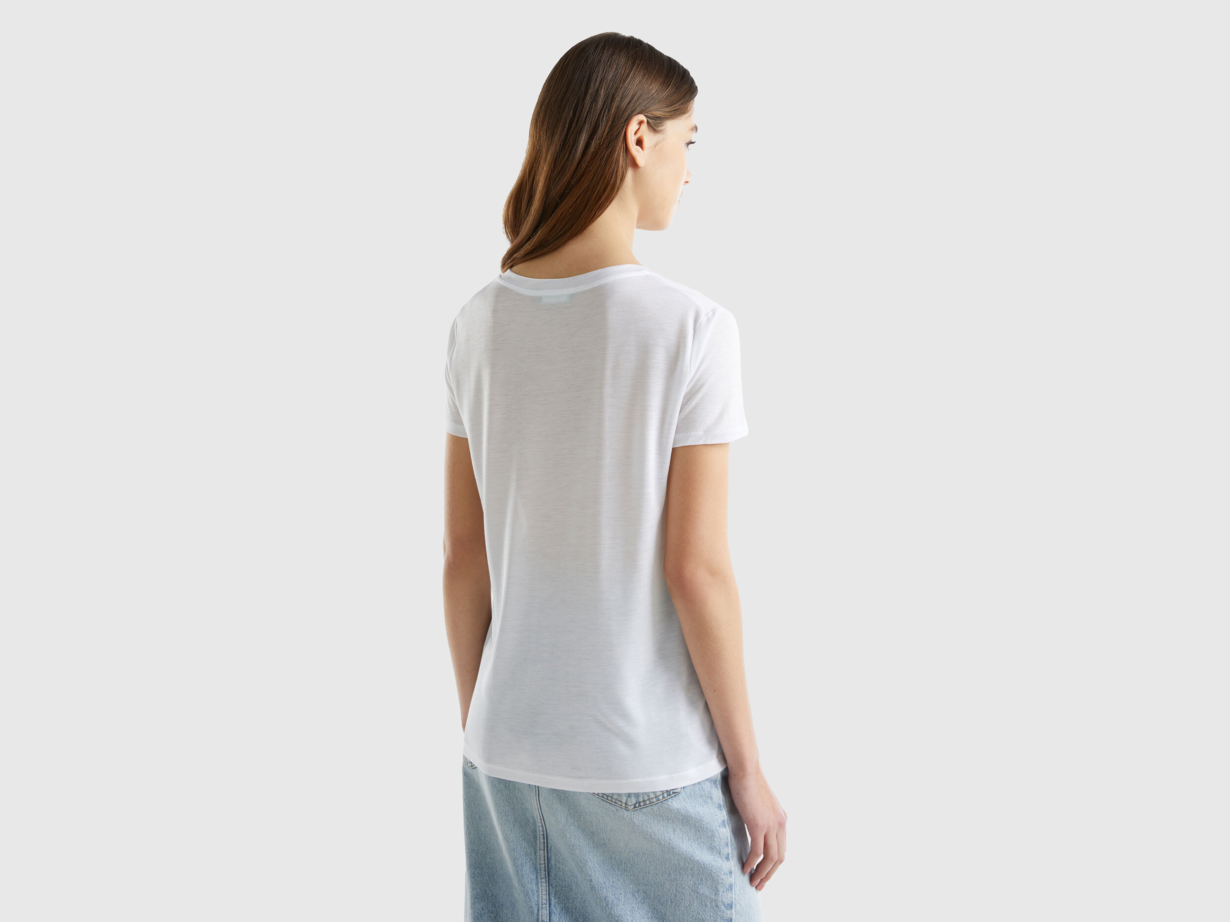 V-neck t-shirt in sustainable viscose