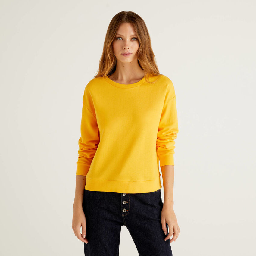 Solid color sweatshirt in cotton blend