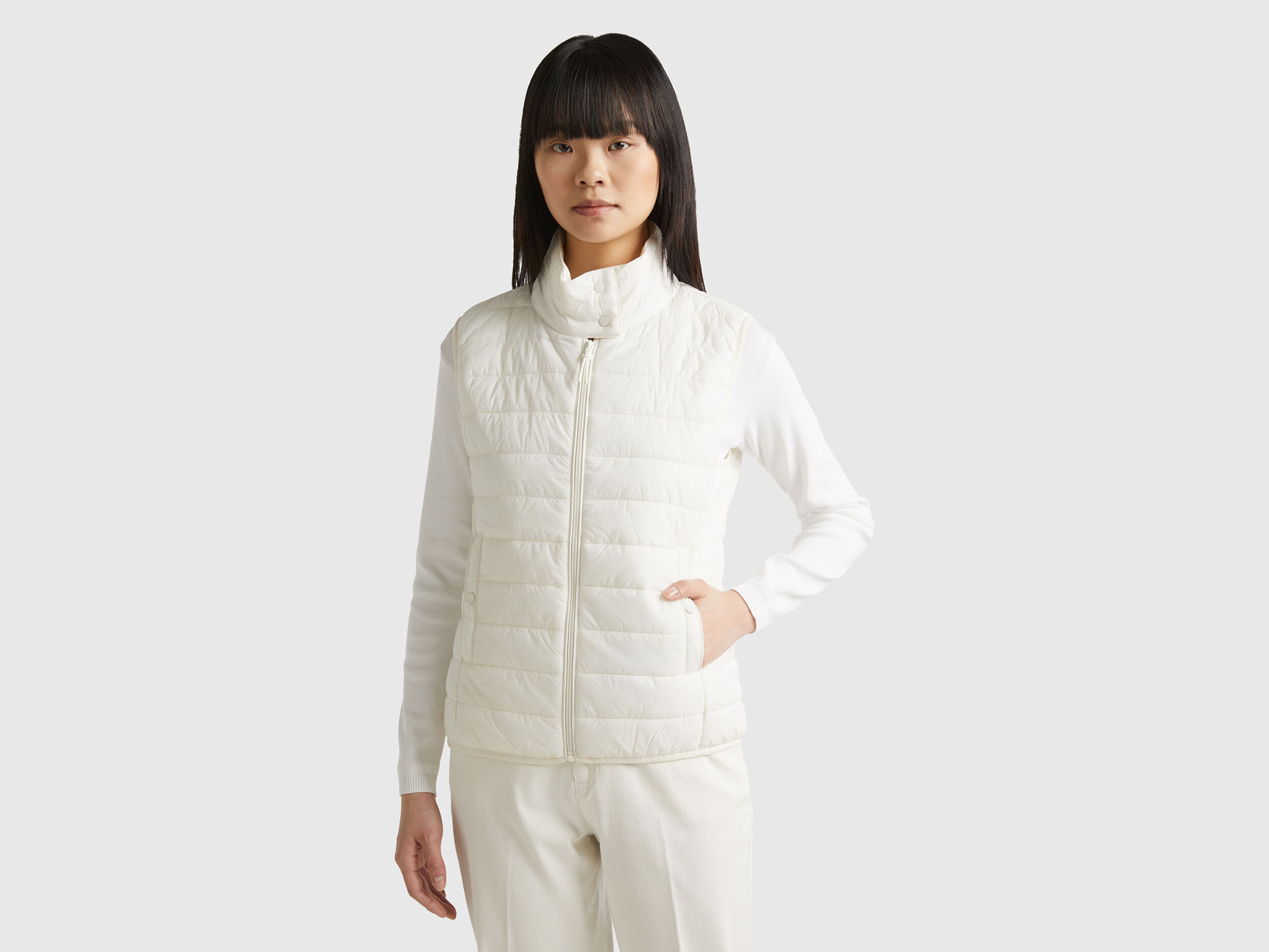White sleeveless puffer jacket sale