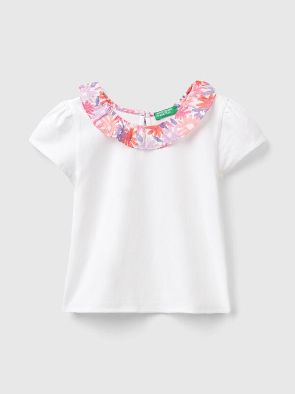 Camiseta con cuello floral Niña
