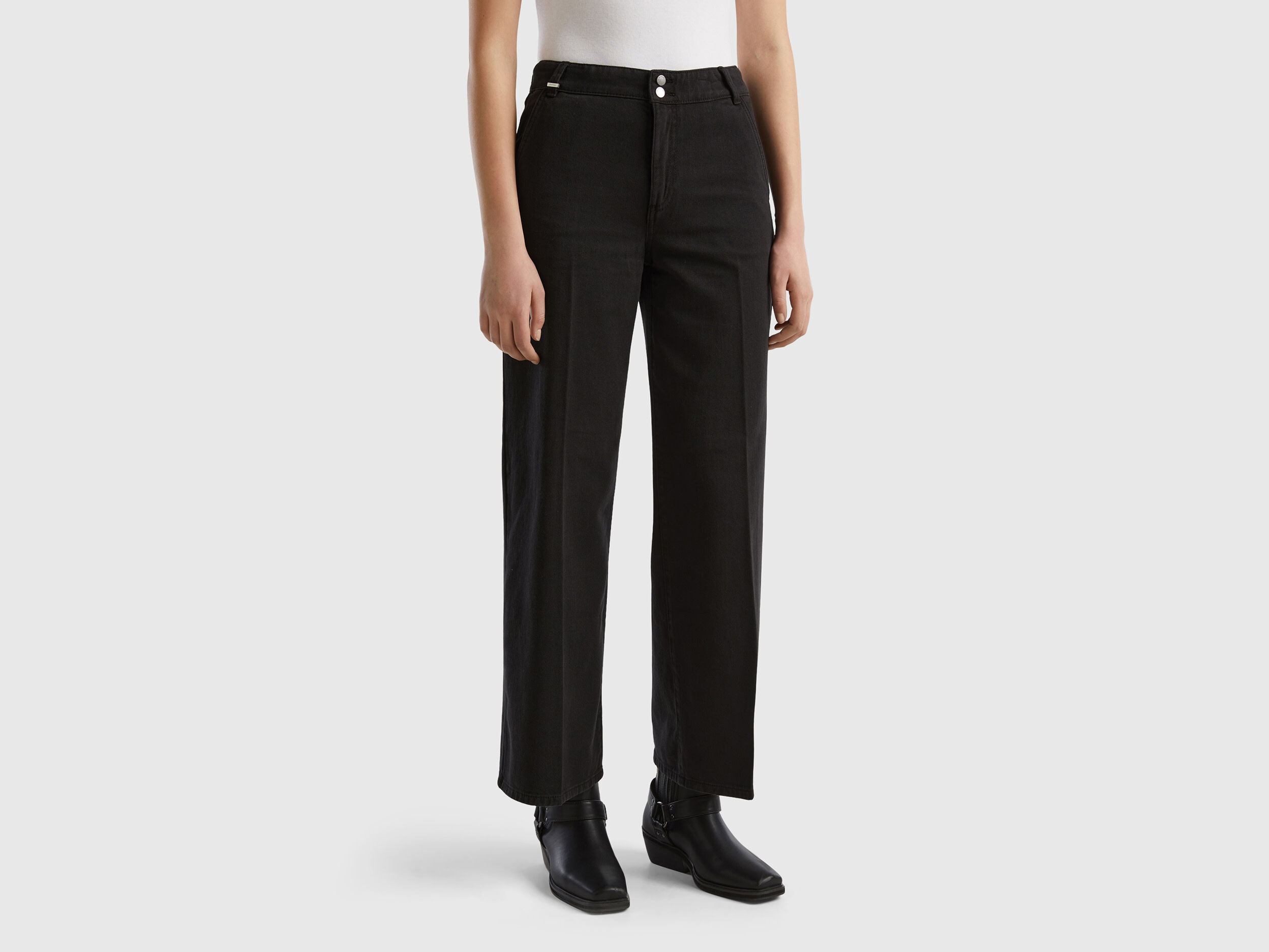 Buy UNITED COLORS OF BENETTON Solid Cotton Lycra Slim Fit Men's Casual  Trousers | Shoppers Stop