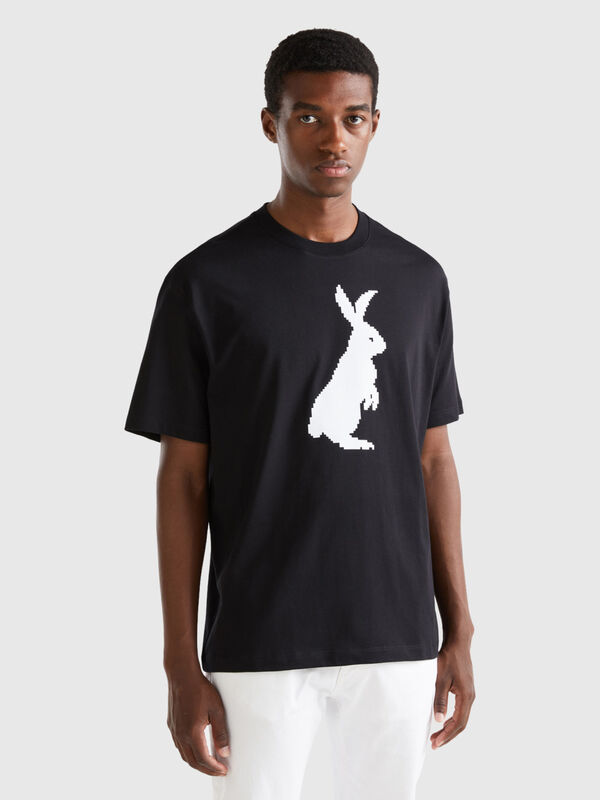Camiseta negra con estampado de conejo
