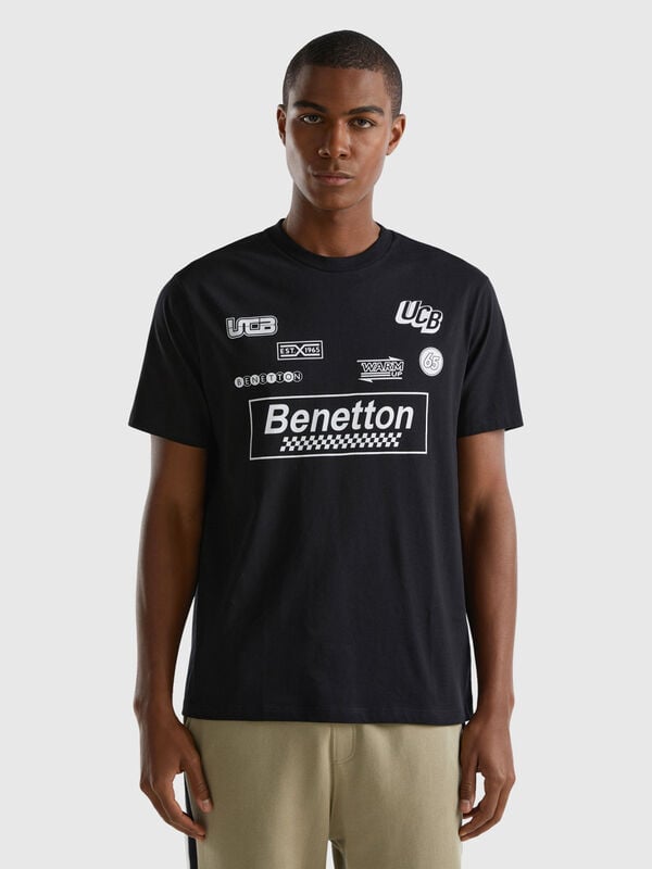 Camiseta negra con estampado de logotipos Hombre