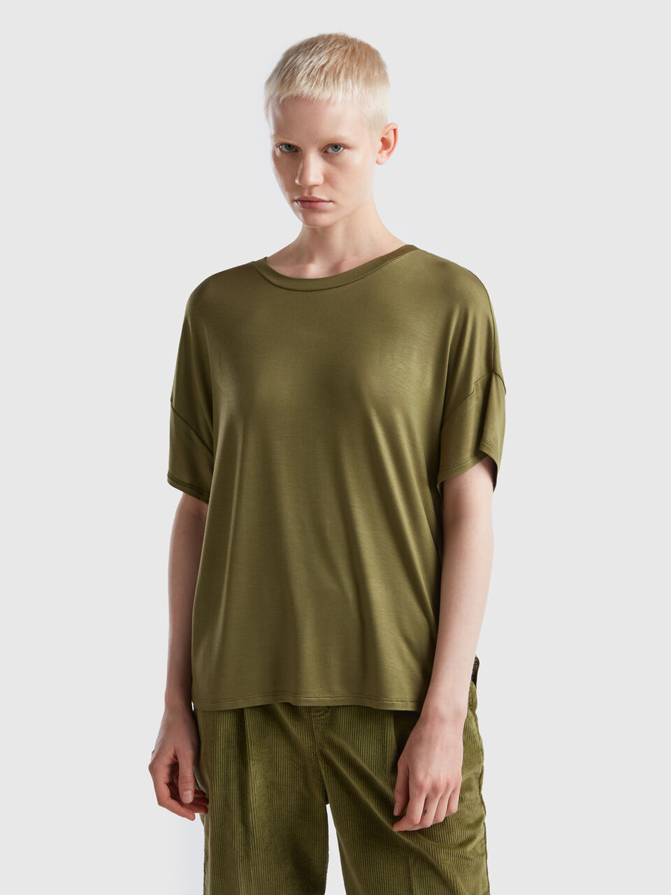 T-shirt in sustainable Green - viscose stretch Military | Benetton
