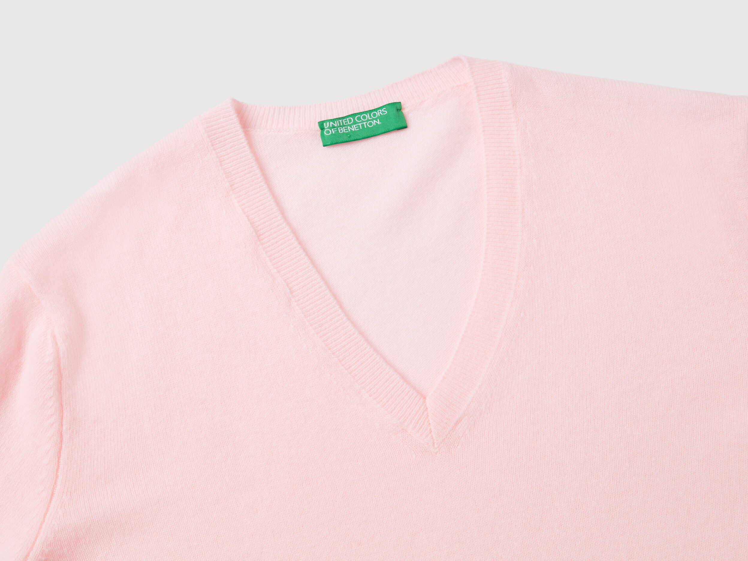 Light pink V neck sweater in pure Merino wool Soft Pink Benetton