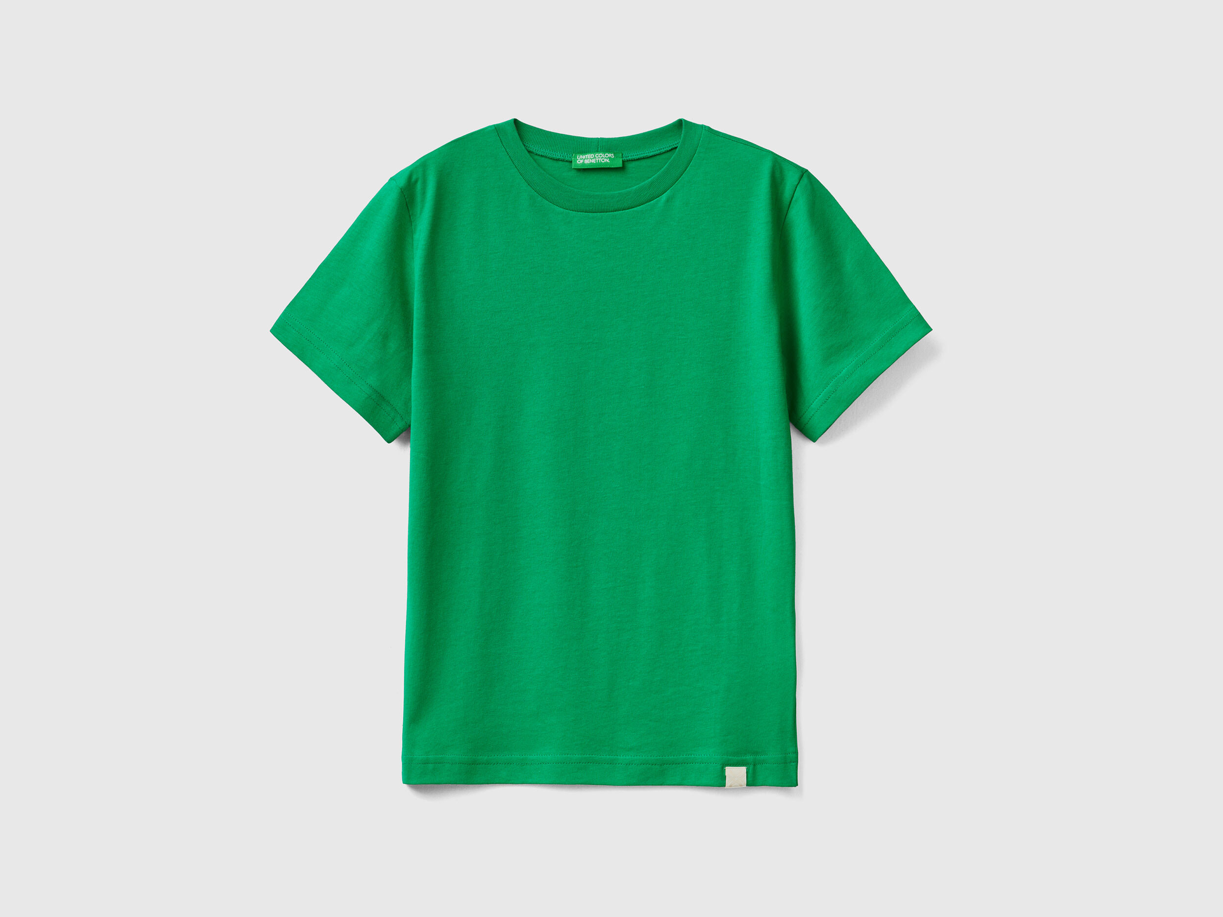 Benetton t shirt store