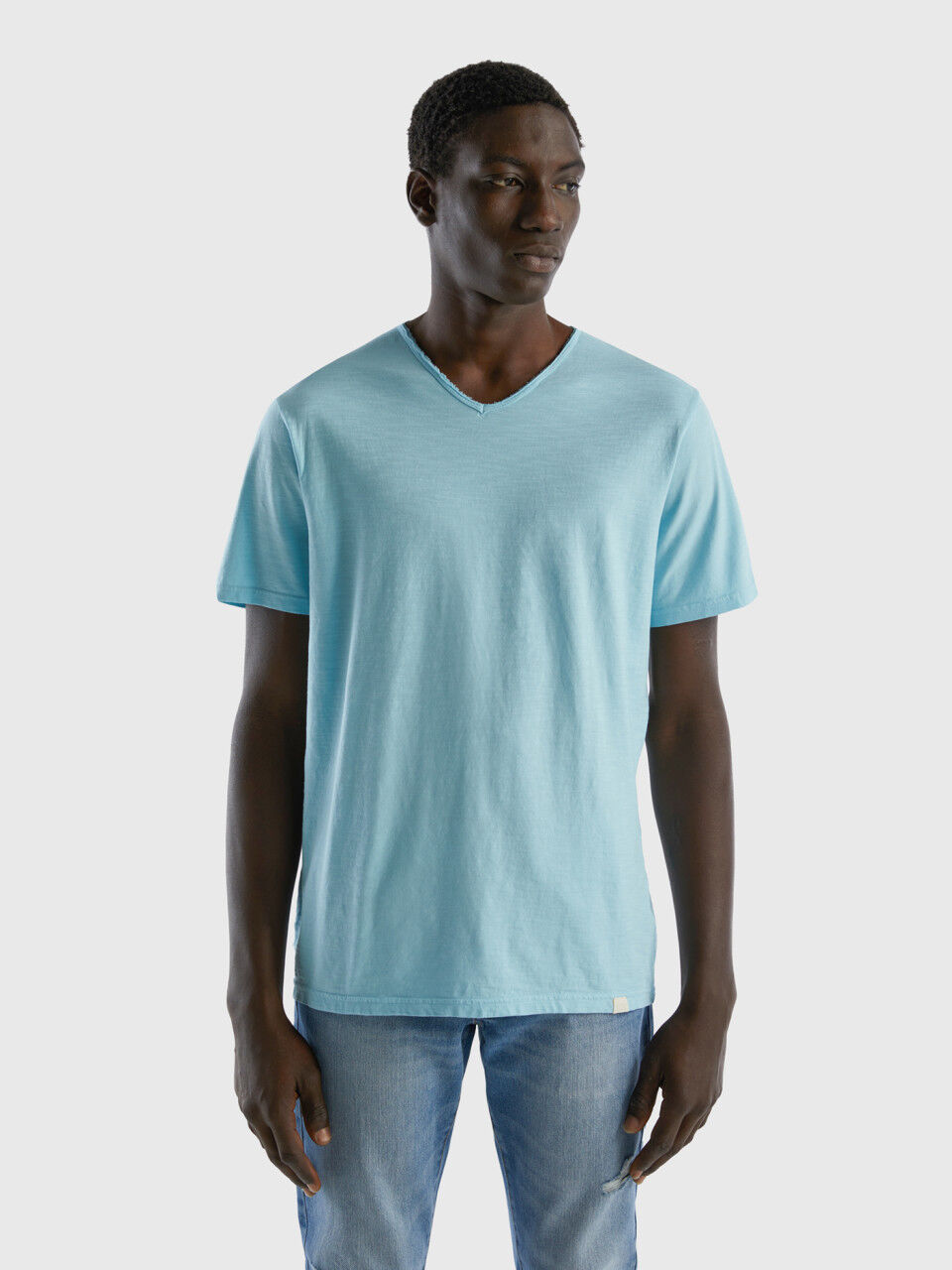V-neck t-shirt in 100% cotton