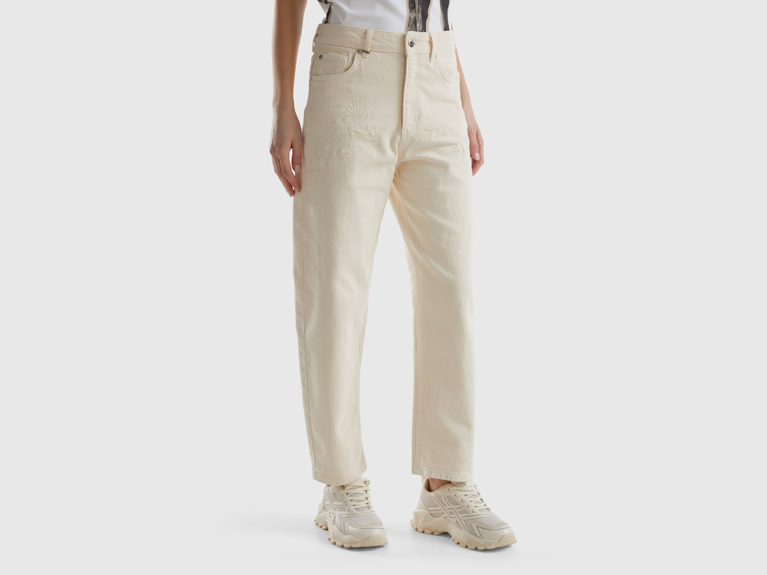 Benetton, Pantaloni Carrot Fit Con Ricamo Floreale, Bianco Panna, Donna