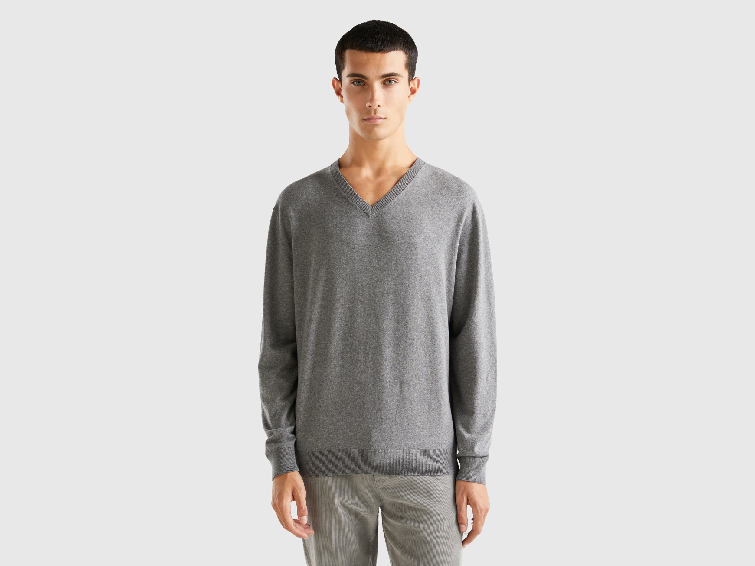 Benetton, Maglia Scollo A V In Misto Cotone Leggero, Grigio Scuro, Uomo